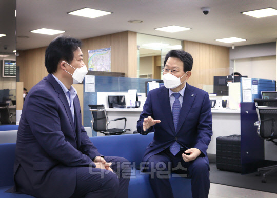 김광수 은행연합회장(오른쪽)이 박종득 신한은행 성수동기업금융센터 단장과 대화를 나누고 있다. (은행연합회 제공)